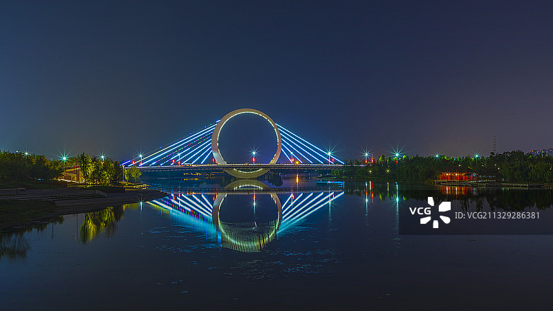 河南省郑州蝶湖公园戒指桥夜晚图片素材