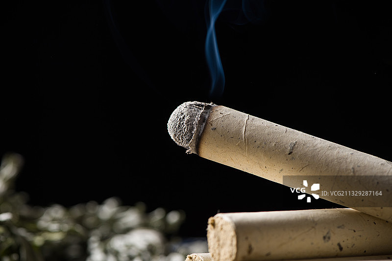 点燃的艾灸艾条，中医养生图片素材