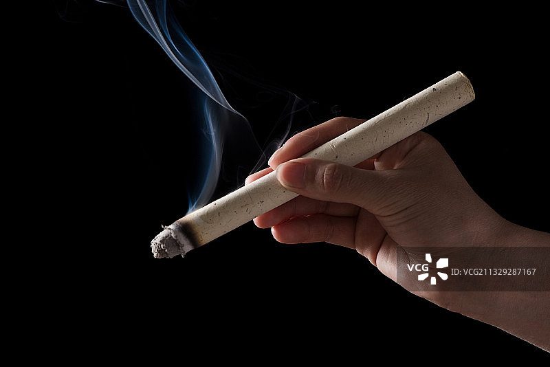 点燃的艾灸艾条，中医养生图片素材