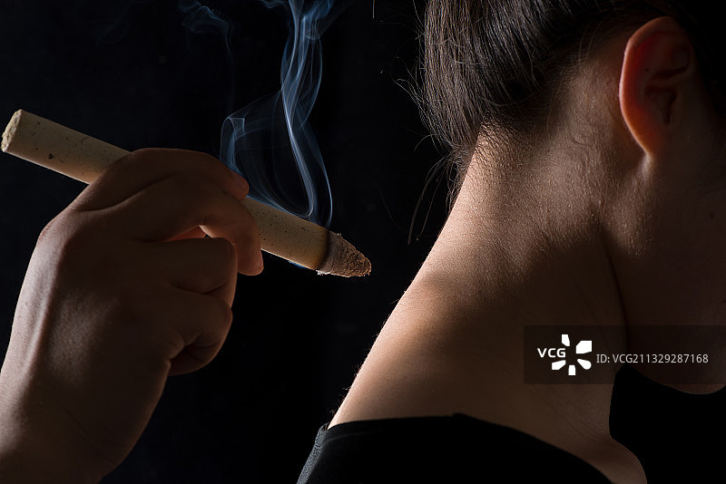 女性艾灸特写，中医养生图片素材