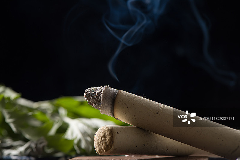 点燃的艾灸艾条，中医养生图片素材