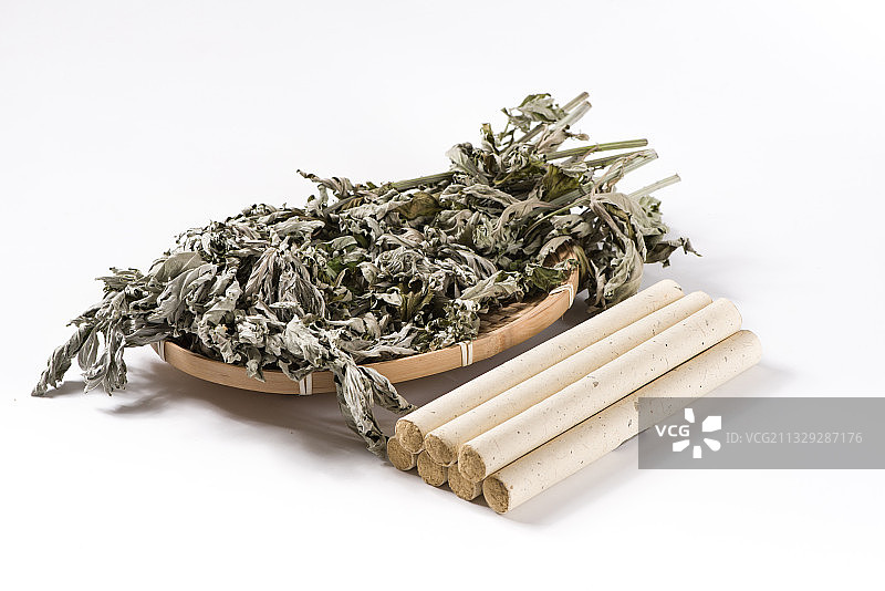 艾灸艾条和艾草，白色背景图片素材