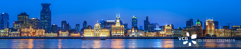 上海外滩老建筑景观天际线夜景图片素材