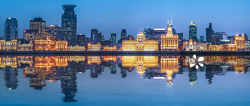 上海外滩老建筑景观天际线夜景图片素材
