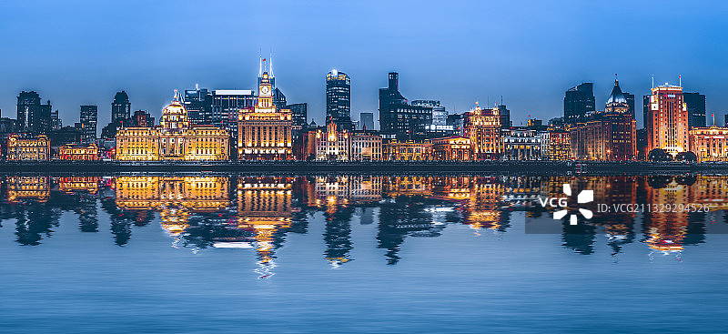 上海外滩老建筑景观天际线夜景图片素材