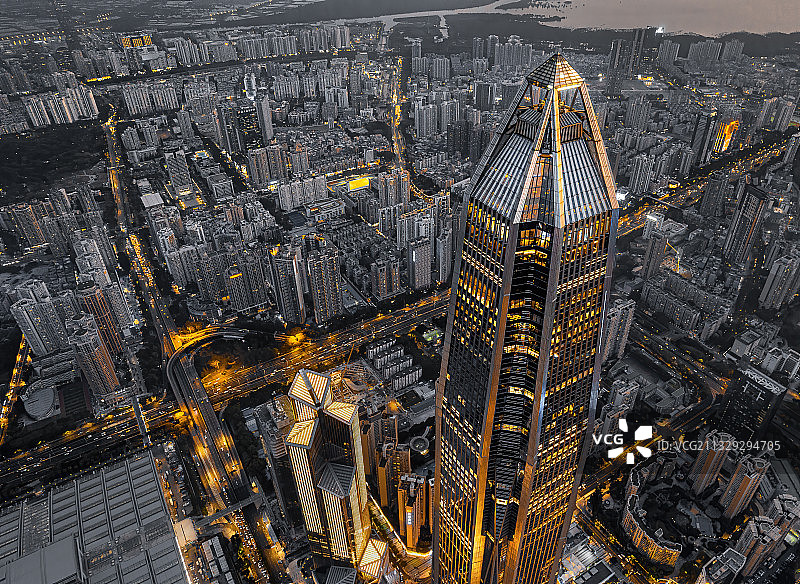 金色动脉——深圳平安金融中心图片素材