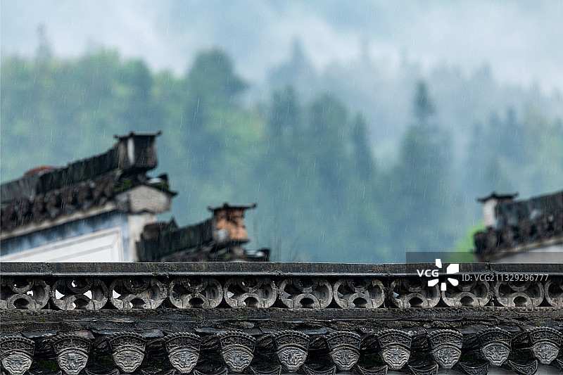 雨中的安徽黄山呈坎古村徽派建筑景观图片素材