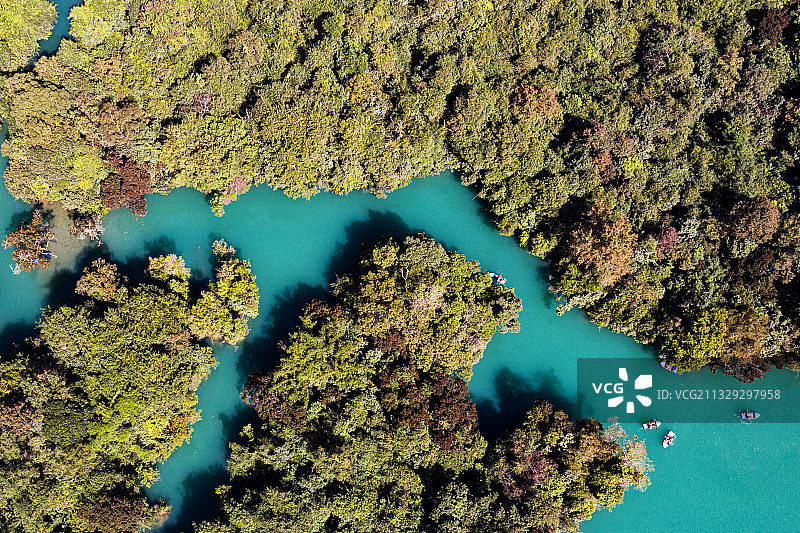 贵州黔南州荔波小七孔景区鸳鸯湖漂流图片素材