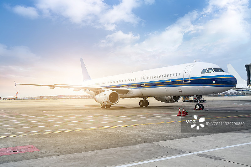 机场航站楼停机坪民用客机图片素材