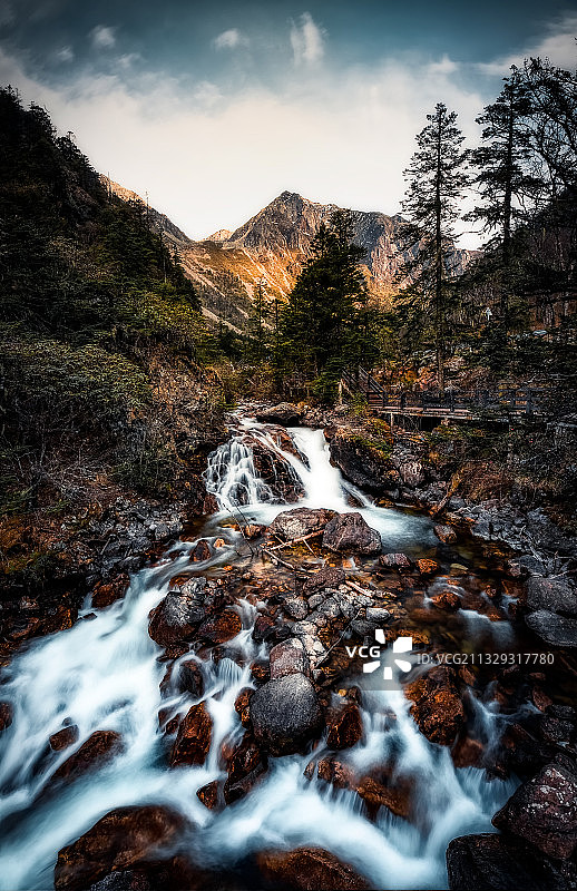 木格措高山流水图片素材
