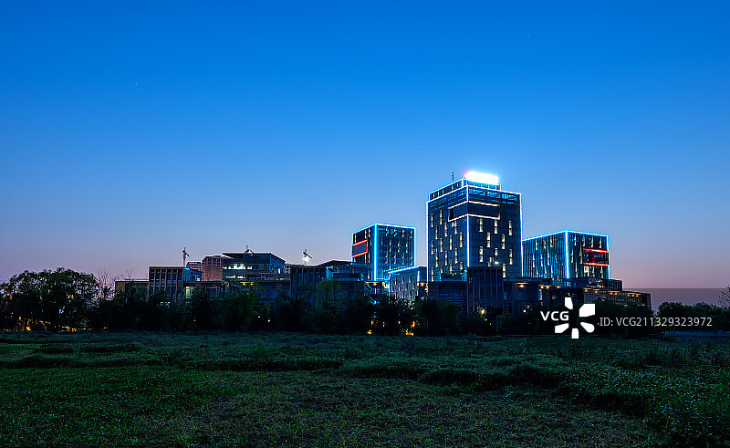 嘉兴乌镇数据中心大楼夜景图片素材