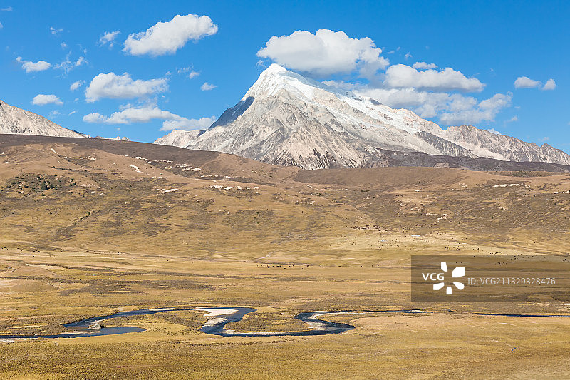 四川甘孜藏族自治州理塘的格聂神山和热梯湿地图片素材