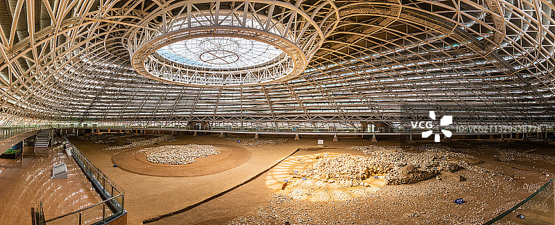 牛河梁红山文化遗址保护展示馆，神秘的积石冢，现代的钢结构建筑图片素材