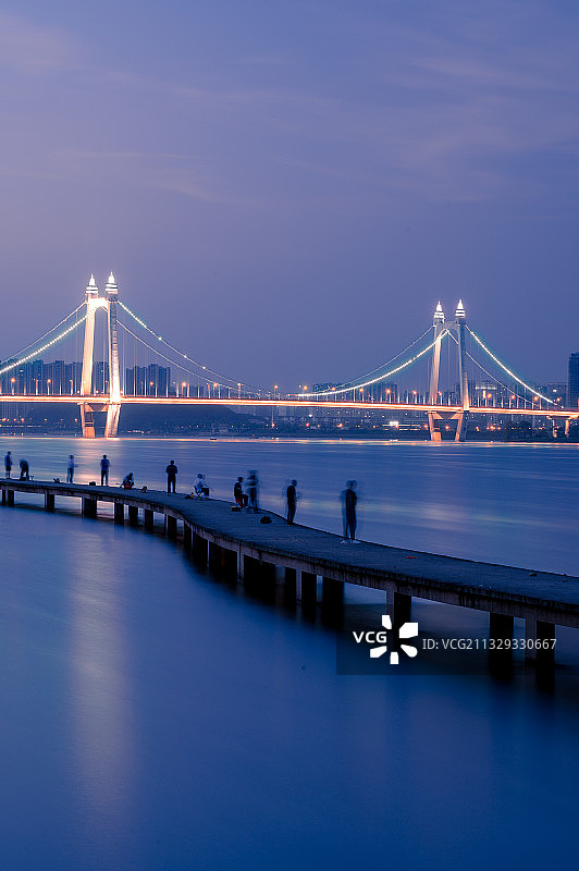 夜色湘江垂钓人图片素材