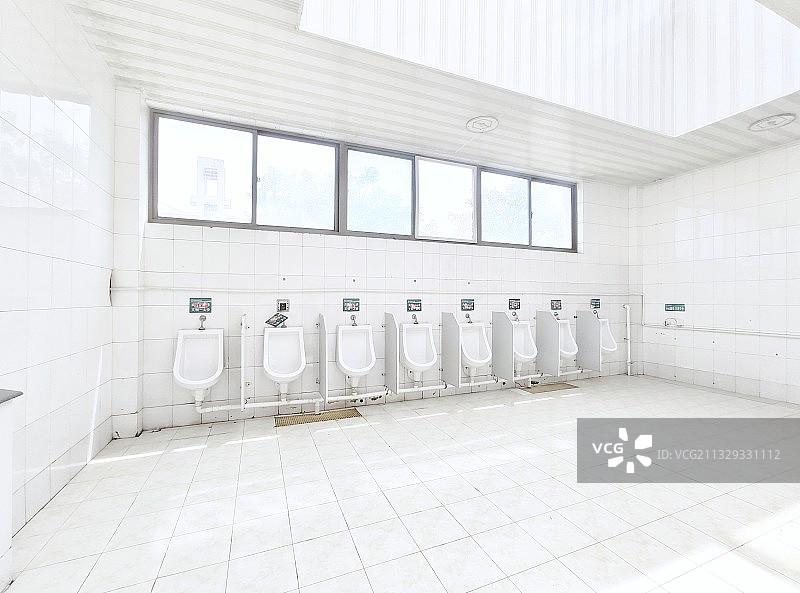 干净明亮的公共卫生间图片素材