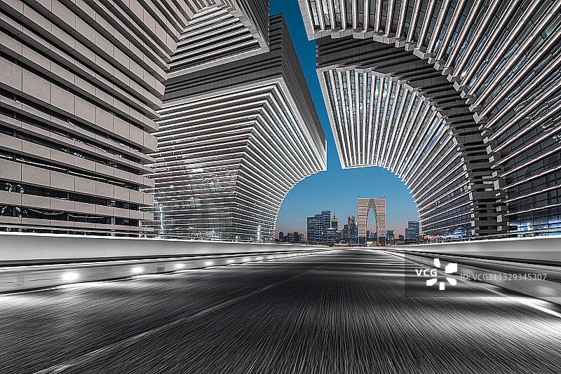 城市现代建筑与公路路面夜景图片素材