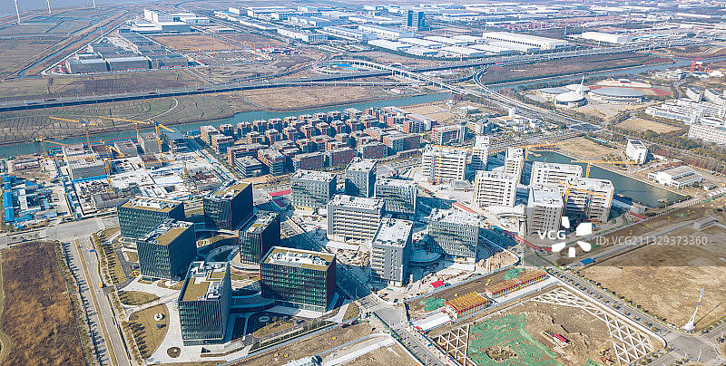 临港新片区创新魔坊办公楼与海港大道匝道图片素材