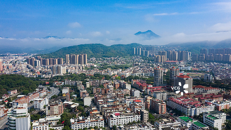 雨后，航拍视角下的永春县城，蓝天白云装饰着密集清新的房子。图片素材