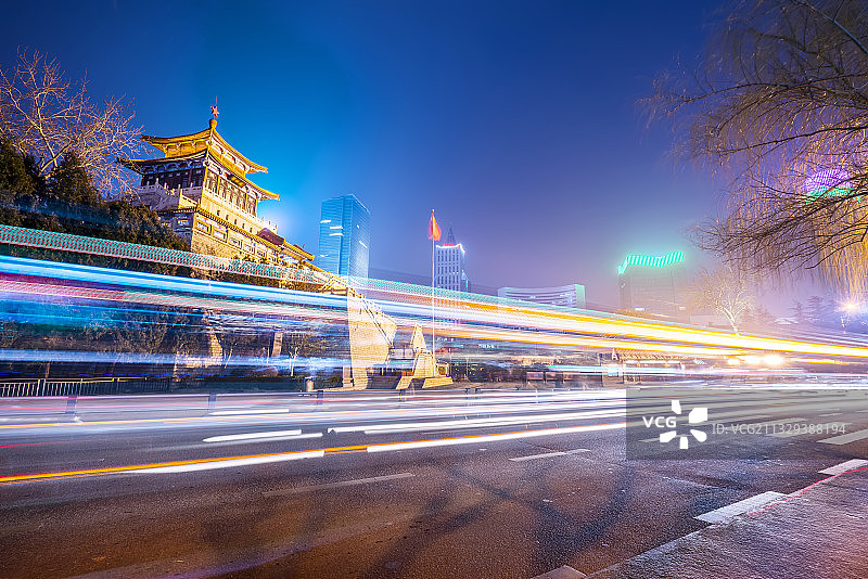 山东济南古建筑街道车流光影轨迹夜景图片素材