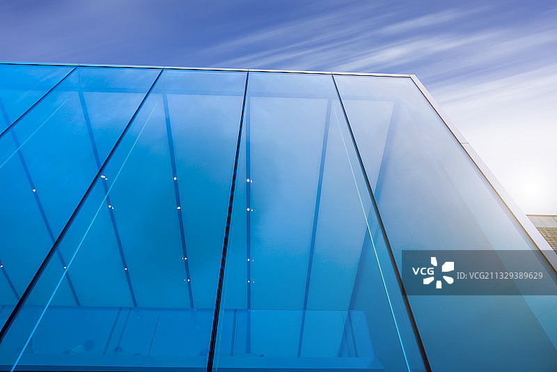 低视角拍城市摩天大楼玻璃幕墙图片素材