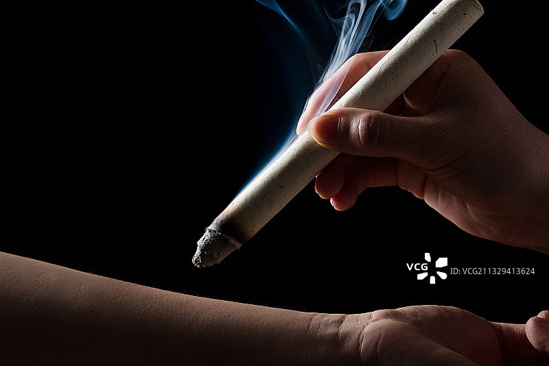 做艾灸，中医养生图片素材