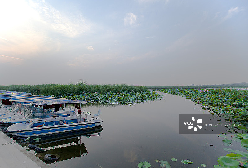 湖边停靠的小船图片素材