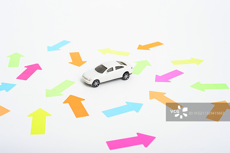 模型汽车与箭头方向图片素材