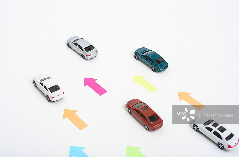 模型汽车与箭头方向图片素材