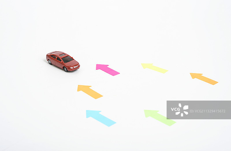 模型汽车与箭头方向图片素材