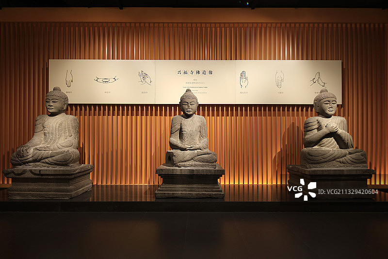 淄博齐文化博物馆文物之兴福寺佛造像图片素材