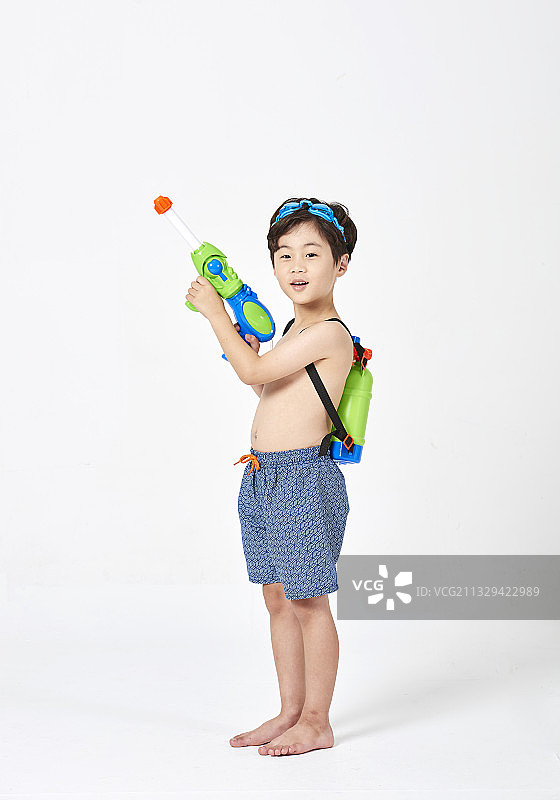 躺在游泳圈上的微笑女孩图片素材