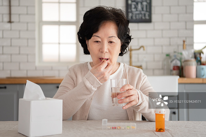 一位正在服药的老年妇女图片素材