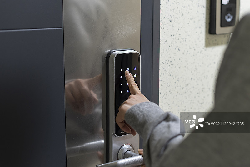 女人输入密码图片素材