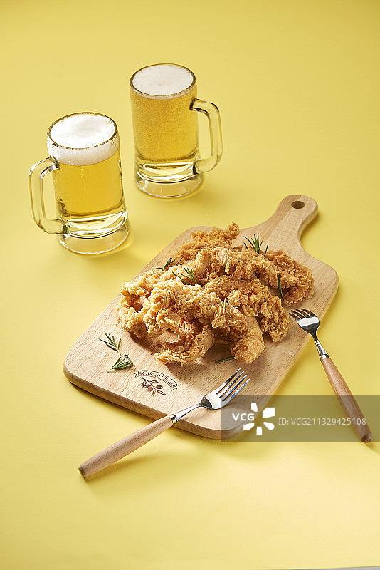 木托盘上的炸鸡与啤酒图片素材
