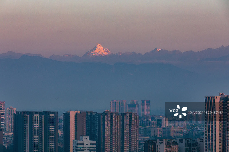 中国四川省成都市温江区清晨远眺四姑娘山日照金山图片素材