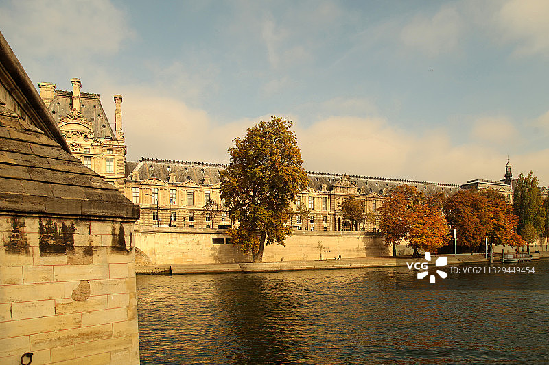 法国巴黎塞纳河畔卢浮宫图片素材