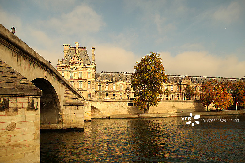 法国巴黎塞纳河畔卢浮宫图片素材