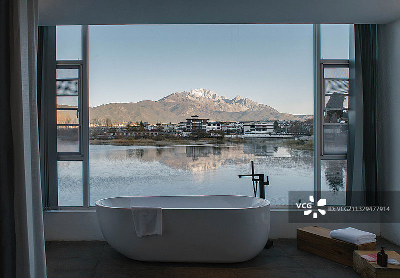 窗外的雪山图片素材