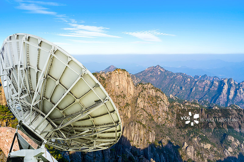 信号接收器和山区高山图片素材