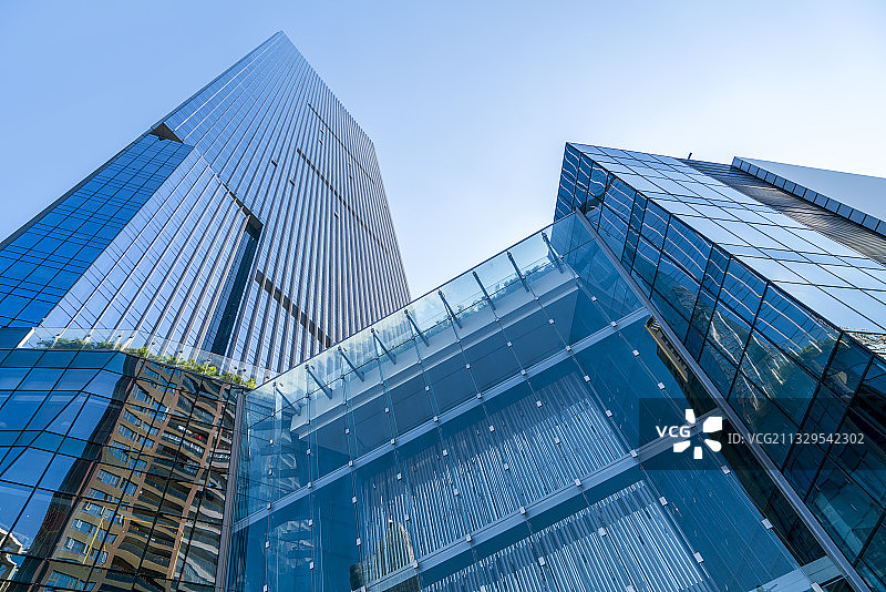 仰拍都市金融区摩天大楼和玻璃外墙图片素材