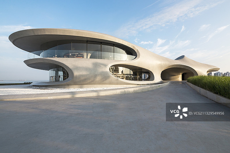 海南海口城市风光云洞图书馆和世纪大桥图片素材
