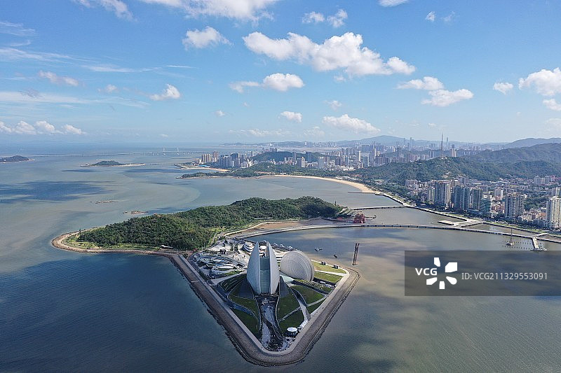 蓝天白云下的日月贝图片素材