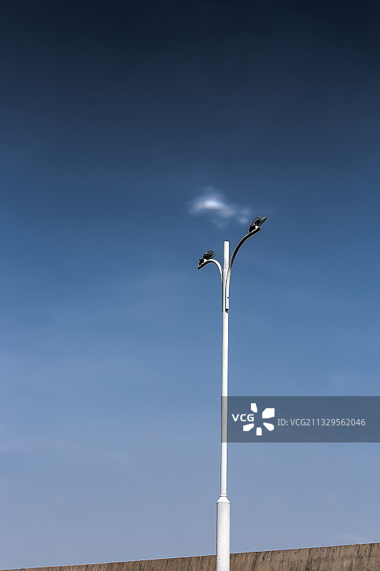 白云路灯壁纸图片素材