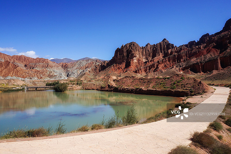 贵德阿什贡丹霞地质公园湖景图片素材