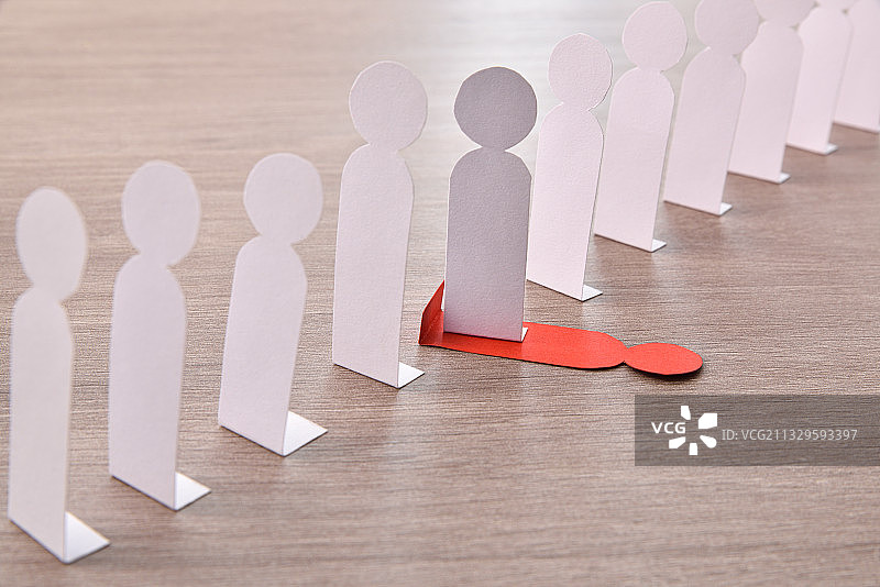 桌子上的纸链俯视图图片素材