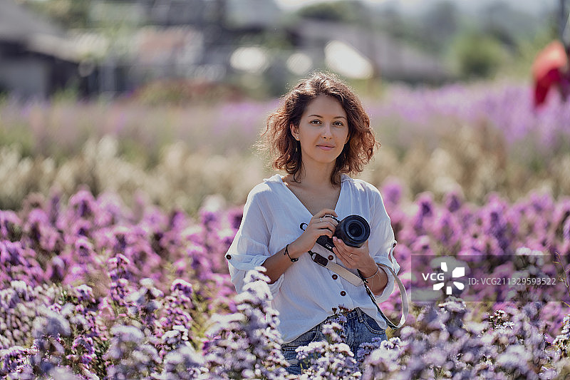 站在田野里摄影的女子肖像图片素材