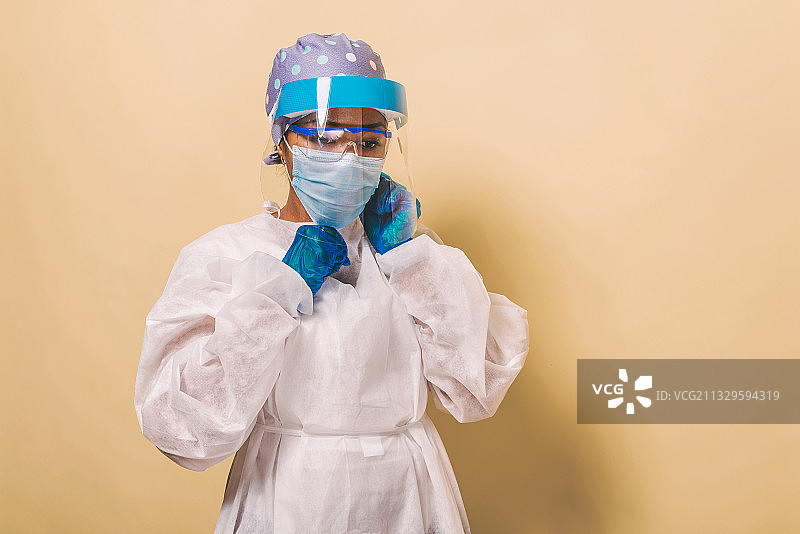 戴着口罩靠墙站立的女人肖像图片素材