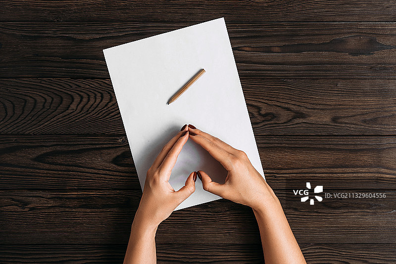 女人在桌子上写字的局部照片图片素材