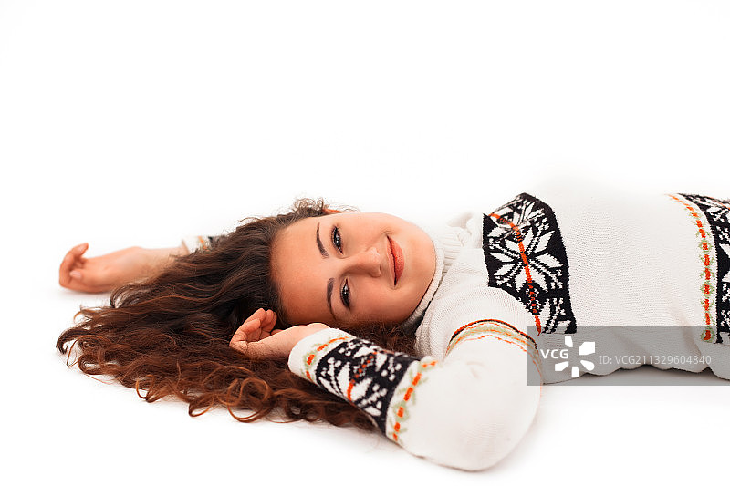 躺在白色背景上的微笑年轻女子肖像图片素材