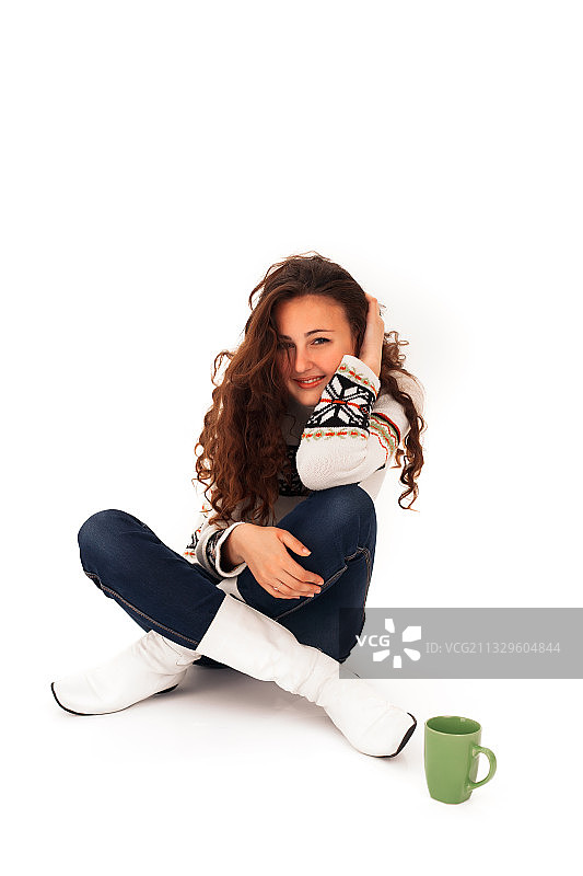 坐在白色背景前的女子肖像图片素材